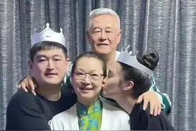 65岁赵本山为双胞胎儿女庆生，小舅子罕见出镜，球球晒温馨全家福图片