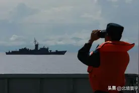 解放军围岛军演升级，台舰现身后，054A护卫舰调转舰炮，随时开火图片
