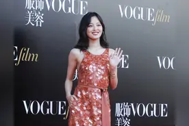 辛芷蕾的女人味还是那么浓，穿亮片裙子妩媚大方，身材也挺好的图片