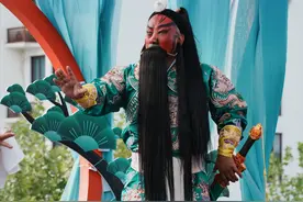 民营安万剧团闯西安“火出圈”，豪言“戏比天大”的安万却很清醒：只有让年轻人喜欢，秦腔才能走长远……图片