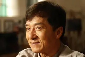 低调而又出乎意料，细想70岁成龙的"资产"，才知道什么叫人生赢家图片