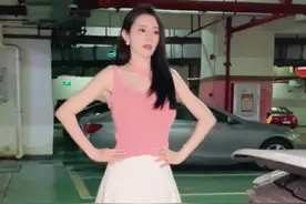 雷宇扬小21岁娇妻近照引关注！穿短裙秀身材，细腰长腿不像孩子妈图片