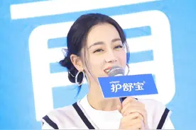 迪丽热巴久违露面直播现场生图能打 双丸子头又嗲又甜图片