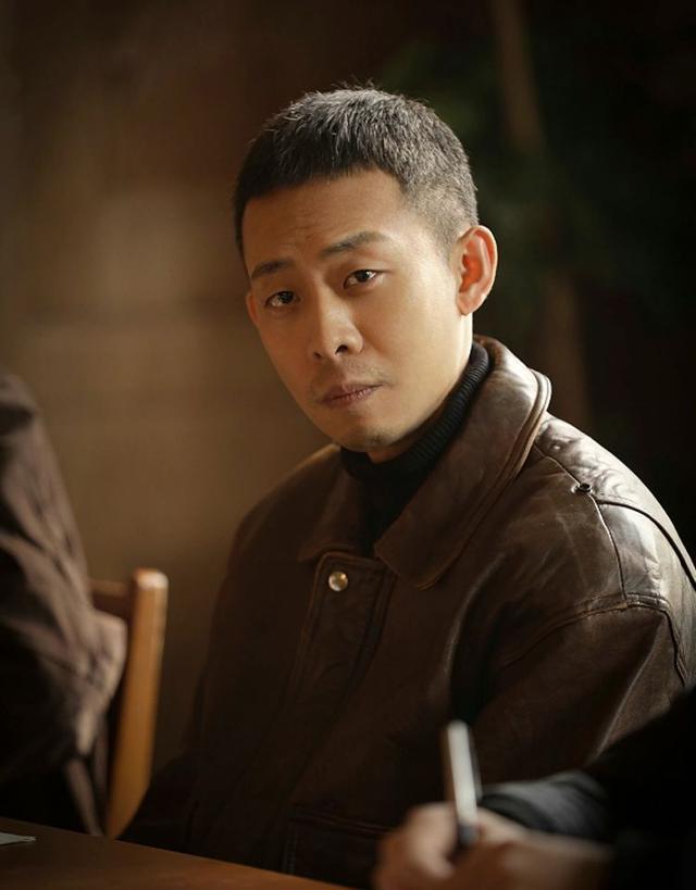 看了45岁张译的穿搭,我发现:中年男人"反油腻"比扮嫩更显气质