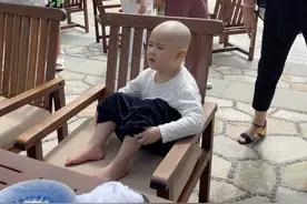 沈腾一家三亚度假，3岁儿子剃光头气质随爹，父子海边互动很暖心图片