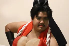 黄金圣斗士也难逃泰国小哥的COS，史上第一件“香蕉味”圣衣诞生图片