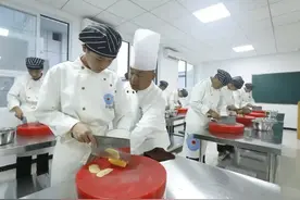 这是培养保安的学校？警校“逆向招生”方式火了，评论区一片嘲讽图片