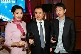 王思聪一家同框，妈妈才是真名门贵妇风范，仪态举止都端庄大气图片