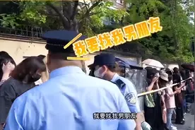 17岁男星高考现场太混乱，校车被粉丝层层包围，出动多名警员救场图片
