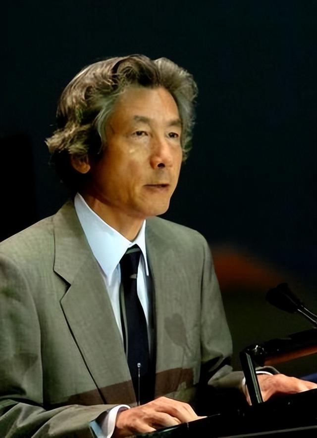2001年小泉纯一郎访华,观光完抗日怀念馆后,用毛笔写下两个汉字