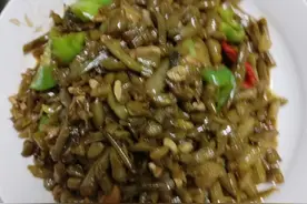 安徽40岁大叔晒一人餐，4个菜吃得美滋滋，网友：等你老了会后悔图片