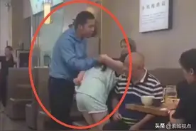 3次被制服！女子带狗进餐馆，与男子“混战”！网友：人比狗凶图片