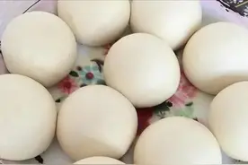 蒸馒头时“开水蒸”和“冷水上锅”区别很大，学会了再蒸才正确图片