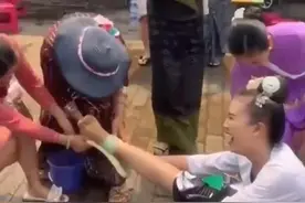 云南街上拔拖鞋图片