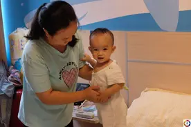 女子独自带娃上海求医，即将流落街头，得知有免费住宿感动得哭了图片