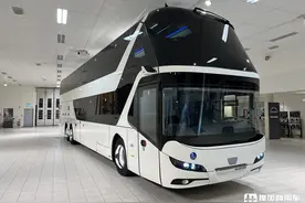 豪华双层客车的标杆，豪华度再升级，实拍最新款尼奥普兰Skyliner图片