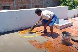 国外业主太敷衍，顶楼铺砖做防水，倒点水泥砂浆就完事，真不漏？图片