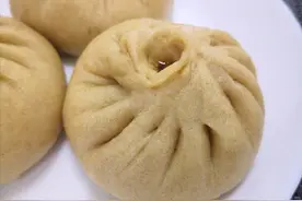 我们家不吃精白面，分享我用全麦面做的肉包子，松软又多汁，真香图片