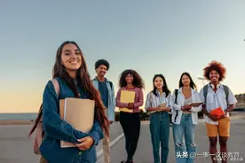 大学生深夜爬行，就是一帮孩子闹着玩，何必当真图片
