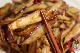 炒茄子，切记别直接放油，饭店30年大厨：多加一步，不吸油不发黑图片