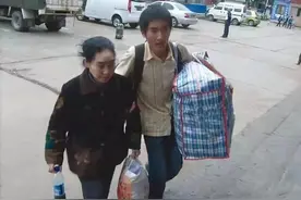 2008年，他千里背母上学，拒绝资助，毕业后却成“伸手族”，为啥图片