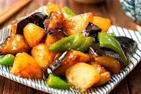 在家做地三鲜油温很关键，大厨教你一招，外焦里软，咸香下饭图片