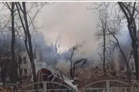 大剧院遭轰炸，数百人正躲在楼里避难！俄乌互相指责对方干的图片