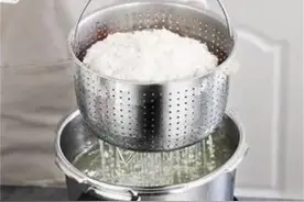 用蒸笼怎样隔水蒸米饭？教你秘制蒸法，蒸的米饭香软可口超好吃图片