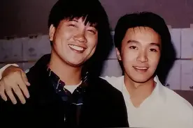 影帝万梓良：为爱当街下跪，娶离异带娃恬妞，二婚娶小16岁娇妻图片