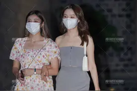 街拍#闺蜜逛街左边花花短裙，右边灰色短裙，可爱又妩媚图片