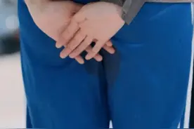 回顾：单亲父亲撞见女儿最尴尬时刻，做法引网友称赞：最暖爸爸图片