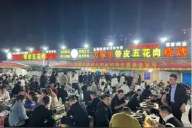 青岛一大哥假期携家人去淄博吃烧烤，吃完后直呼：老家确实比不上图片