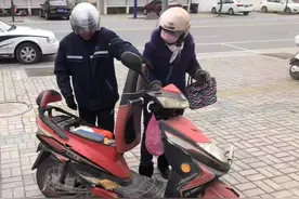 17年广东夫妻逛街撞倒流浪汉,看清长相后脸色大变:失散12年的儿子图片