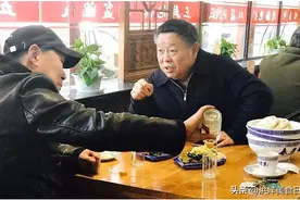 北京大爷喝酒被嘲“不上档次”，大爷：我有三套四合院，你有吗？图片