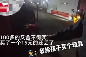 山东一单亲妈妈给6岁重病儿子买玩具，舍不得钱花15元买回还被偷图片