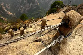 二上天都峰——黄山最险处——鲫鱼背图片
