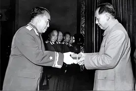 授衔后，朱德元帅的军衔编号竟是004，那001是谁？60年后揭开真相图片
