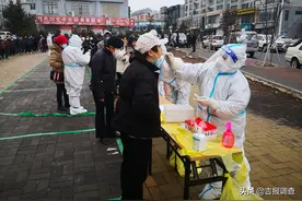 延吉市公园街道全员核酸检测中的“暖心”瞬间图片