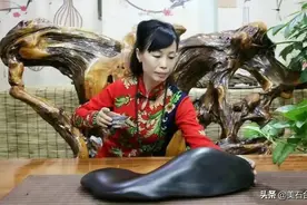 这女人砸下50多万，只为又冷又硬的黑石头，其中一块她要卖28.8万图片
