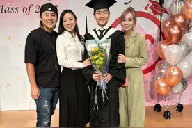 知名明星夫妻出席儿子毕业礼！一家四口颜值高，结婚17年2提离婚图片