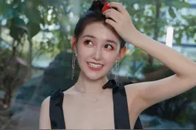 现在的00后不得了！20岁的蒋依依穿低胸扮在逃公主，身材让人羡慕图片