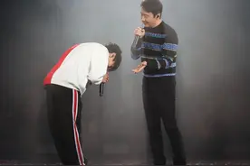 55岁黎明低调现身演唱会，与小17岁男星同框不显老，获其鞠躬道歉图片