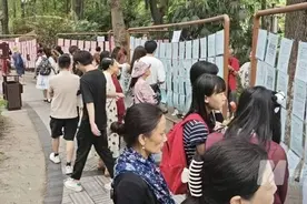 结婚人数创新低，婚礼消费在升级！兼职婚礼管家不愁月入过万，精品婚纱摄影室已“爆单”图片