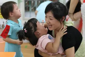 当孩子哭着不想进幼儿园时，家长要明白什么该说，什么不该说图片