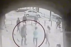 2014年一蒙面男子劫持运钞车，运钞员开枪警告无效，直接一枪击倒图片