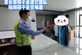 老师怀疑男孩喝酒，爸爸带他去交警队证清白，父母的信任太重要了图片