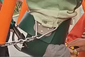安徽宿州：男孩荡秋千太卖力，不慎将双腿卡进座椅洞洞，怎么也出不来图片