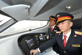 一天上班4小时！高铁司机一个月工资多少？看完你还想当司机吗？图片