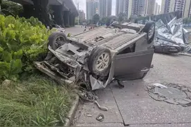 错把油门当刹车 柳州一辆小车直接穿墙而过···图片