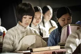 一地下党遭围捕躲进女厕，敌人欲入时，门口女生骂道：有人耍流氓图片